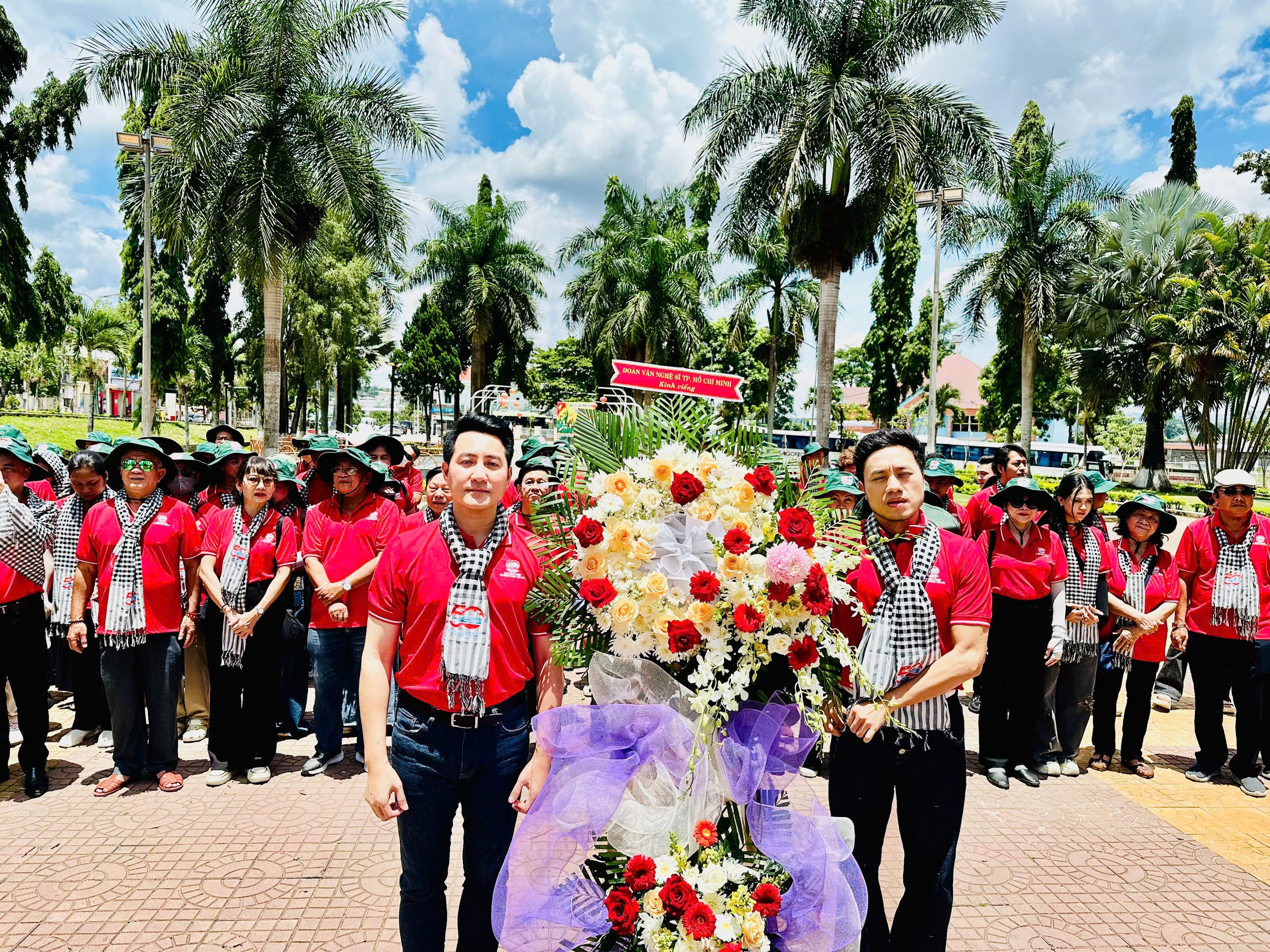 &ldquo;Theo dấu ch&acirc;n cuộc Tổng tiến c&ocirc;ng v&agrave; nổi dậy m&ugrave;a Xu&acirc;n 1975&rdquo;: Trở lại v&ugrave;ng đất lịch sử- Ảnh 1.