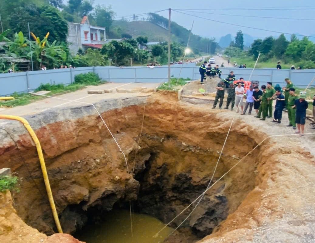 Th&ocirc;ng tin mới vụ người đi xe m&aacute;y mất t&iacute;ch v&igrave; rơi xuống &ldquo;hố tử thần&rdquo;- Ảnh 1.