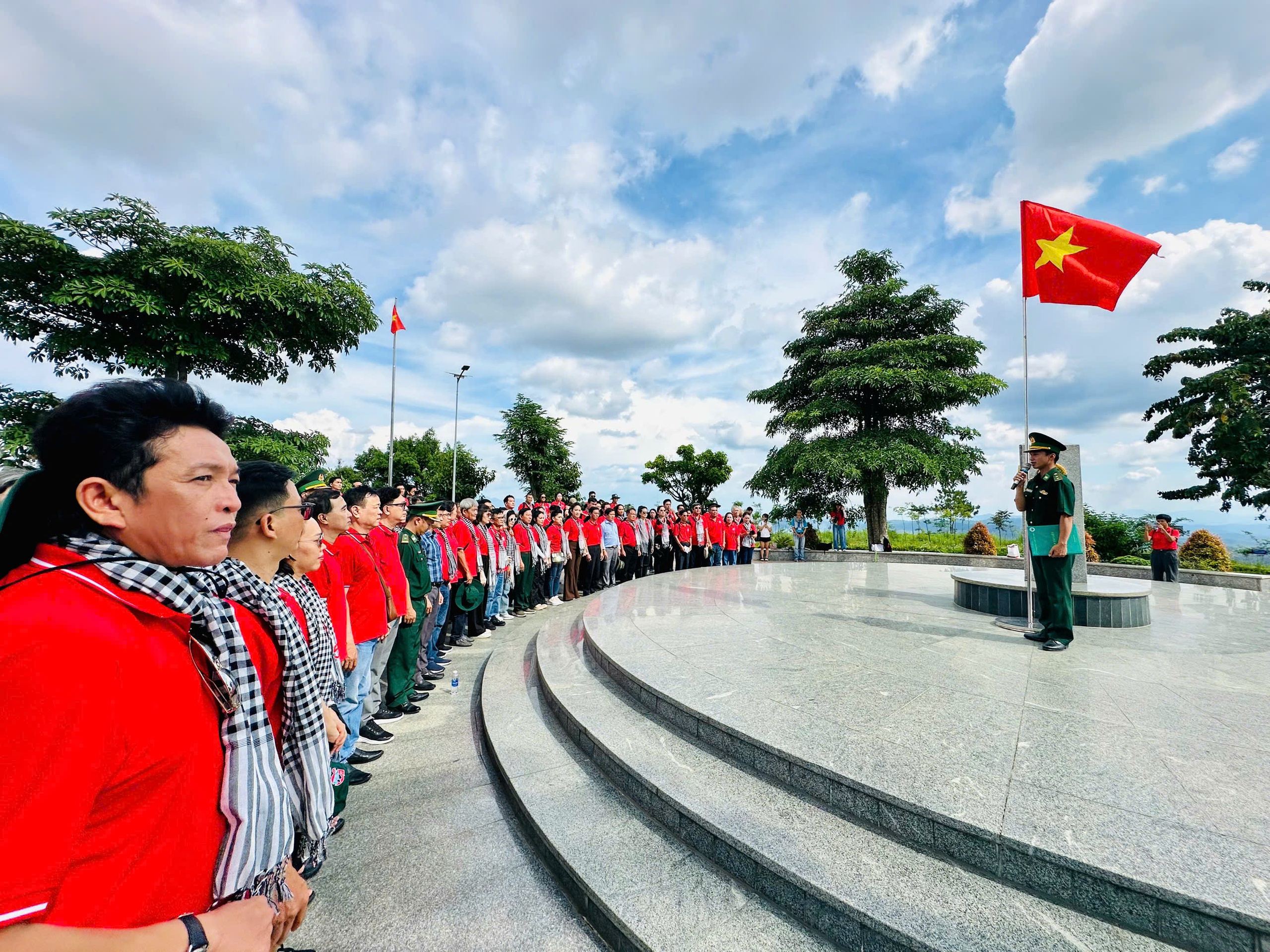 &ldquo;Theo dấu ch&acirc;n cuộc Tổng tiến c&ocirc;ng v&agrave; nổi dậy m&ugrave;a Xu&acirc;n 1975&rdquo;: Về với bi&ecirc;n cương Tổ quốc- Ảnh 1.