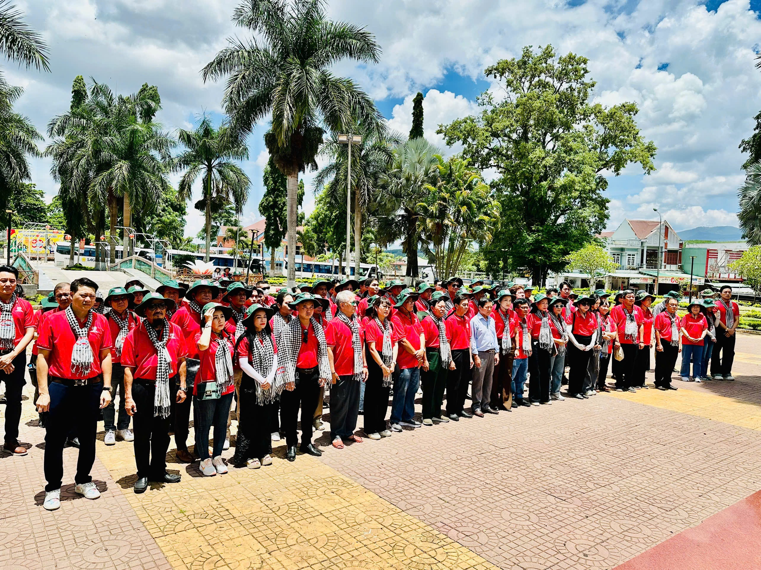 &ldquo;Theo dấu ch&acirc;n cuộc Tổng tiến c&ocirc;ng v&agrave; nổi dậy m&ugrave;a Xu&acirc;n 1975&rdquo;: Trở lại v&ugrave;ng đất lịch sử- Ảnh 2.