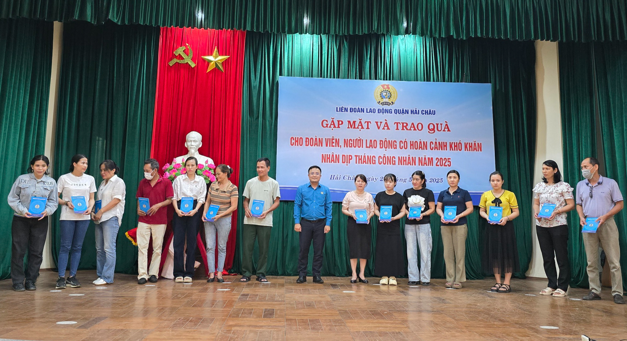 Đà Nẵng: Trao 300 suất hỗ trợ cho đoàn viên, người lao động khó khăn - Ảnh 1.