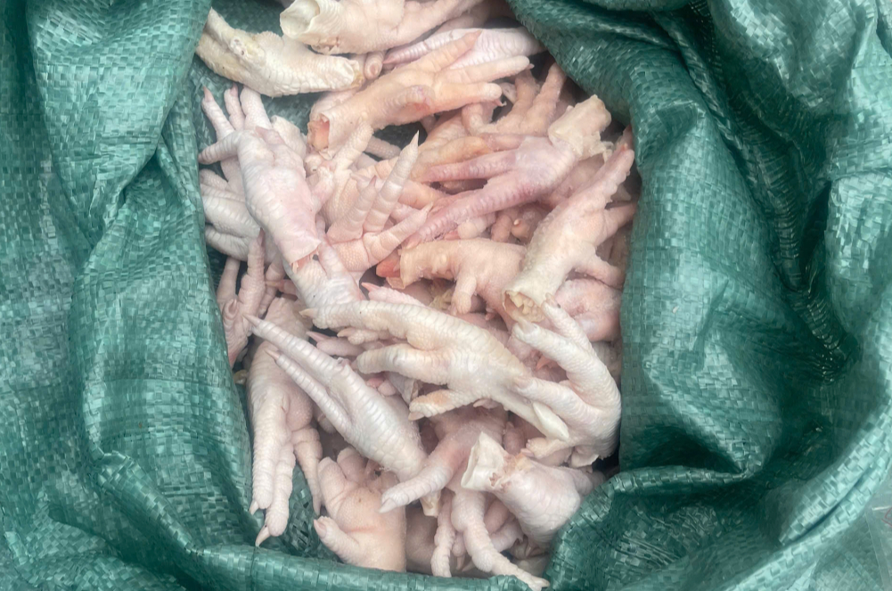 Ph&aacute;t hiện kho lạnh ở v&ugrave;ng bi&ecirc;n chứa gần 8 tấn ch&acirc;n g&agrave; kh&ocirc;ng r&otilde; nguồn gốc- Ảnh 1.