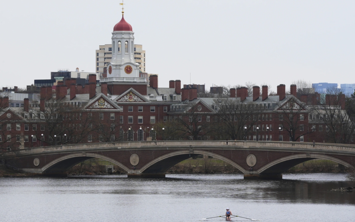 Tổng thống Mỹ tiếp tục gây áp lực lên ĐH Harvard