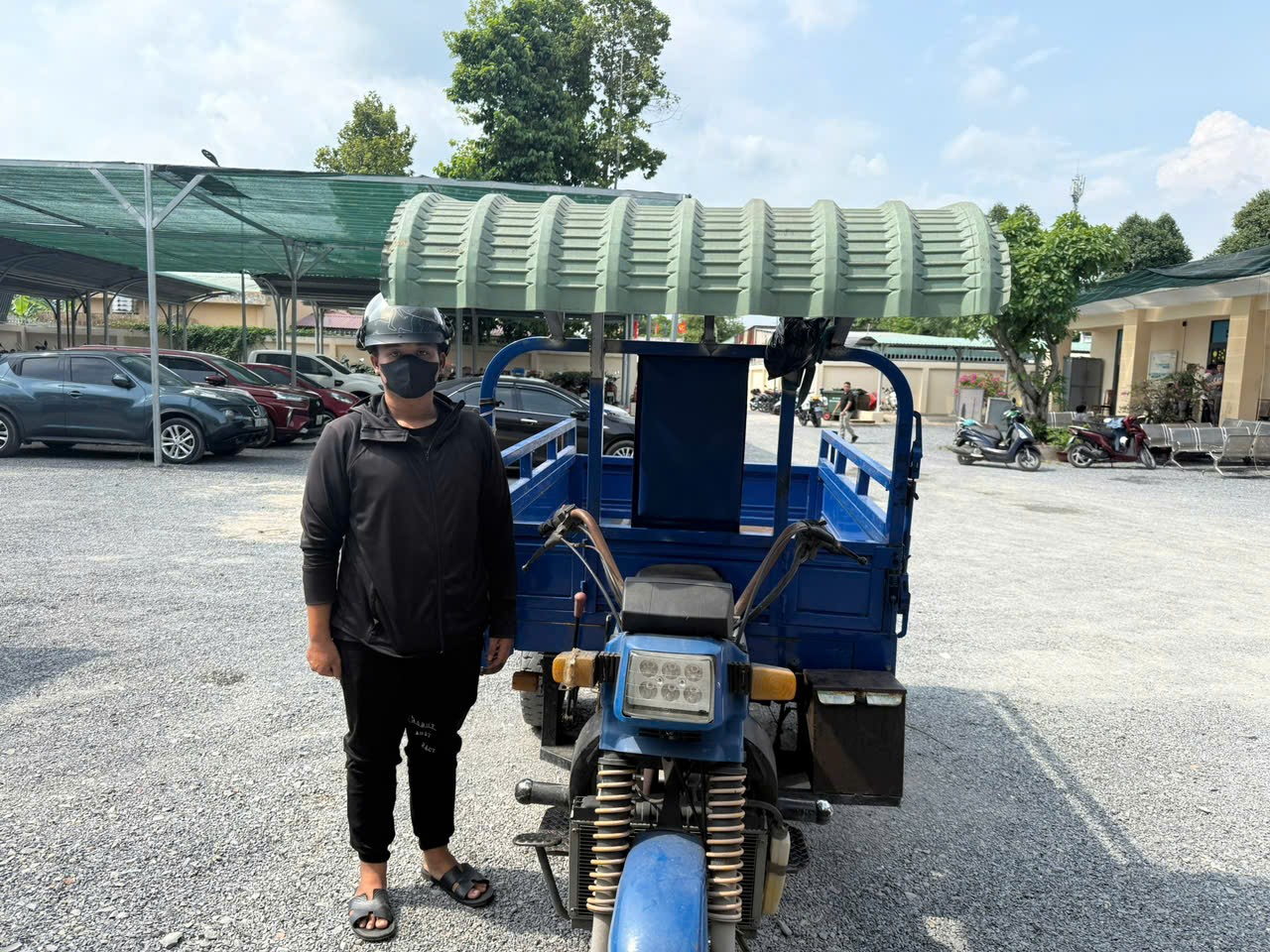 Phạt người l&aacute;i xe ba g&aacute;c chạy ngược chiều th&aacute;ch thức t&agrave;i xế &ocirc; t&ocirc; ở TP HCM- Ảnh 2.