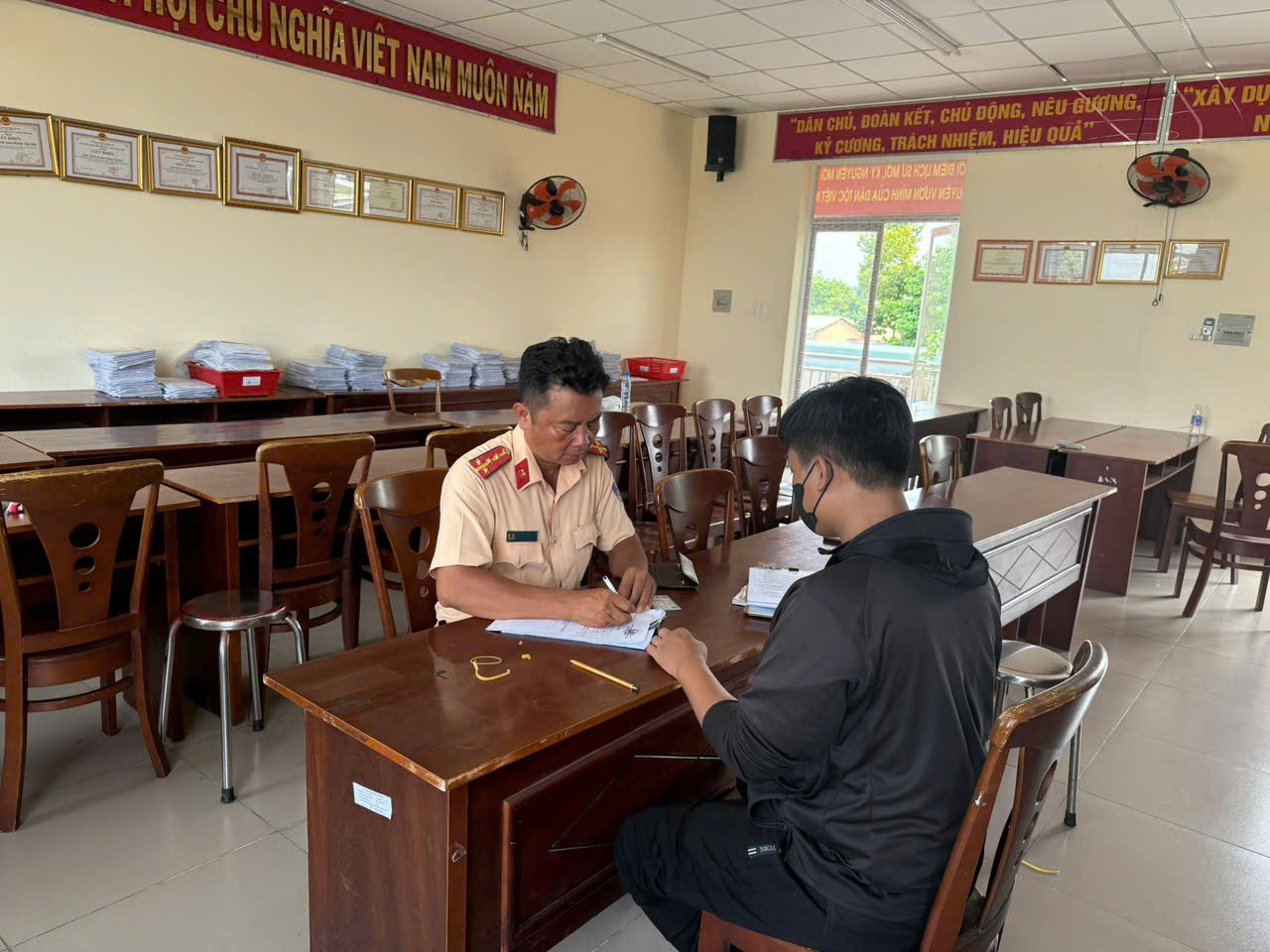 Phạt người l&aacute;i xe ba g&aacute;c chạy ngược chiều th&aacute;ch thức t&agrave;i xế &ocirc; t&ocirc; ở TP HCM- Ảnh 1.