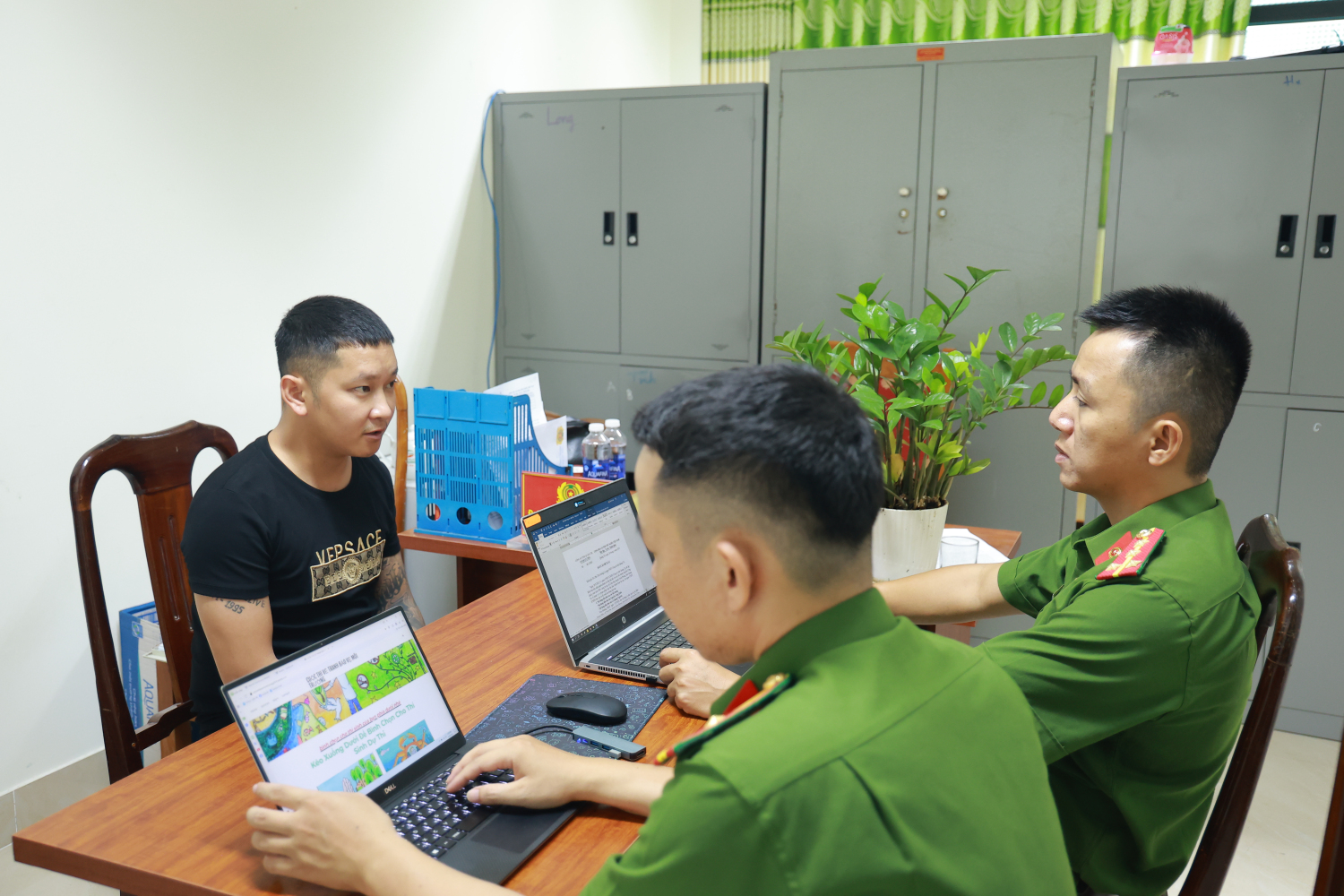 Nh&oacute;m đối tượng chiếm đoạt t&agrave;i khoản facebook, nhắn tin "mượn tiền" sa lưới- Ảnh 1.