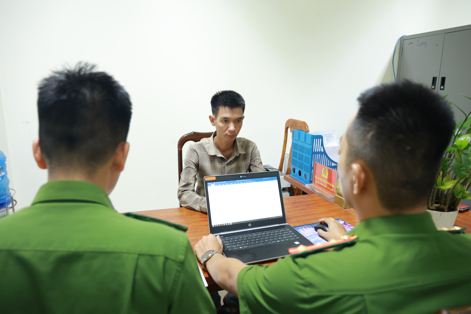 Nh&oacute;m đối tượng chiếm đoạt t&agrave;i khoản facebook, nhắn tin "mượn tiền" sa lưới- Ảnh 3.