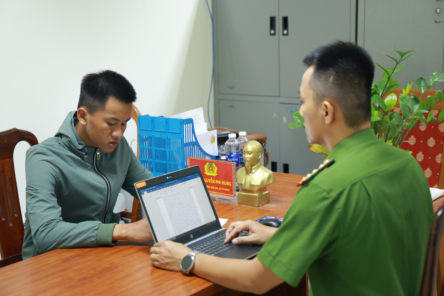Nh&oacute;m đối tượng chiếm đoạt t&agrave;i khoản facebook, nhắn tin "mượn tiền" sa lưới- Ảnh 2.