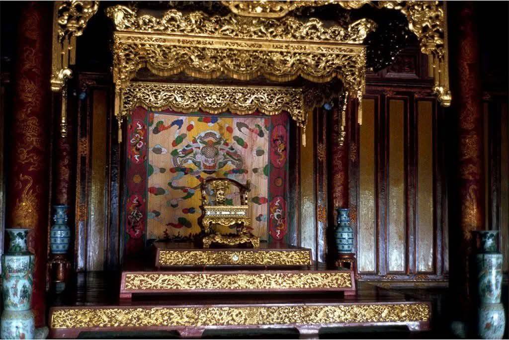 "D&acirc;n mạng" chỉ ra nhiều chi tiết lạ ở ngai vua triều Nguyễn, chuy&ecirc;n gia n&oacute;i g&igrave;?- Ảnh 1.