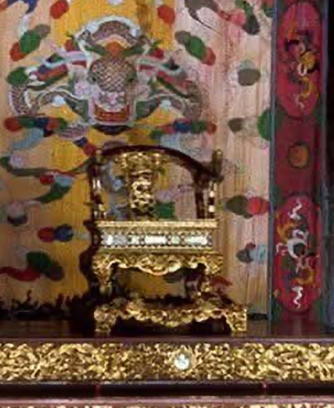 "D&acirc;n mạng" chỉ ra nhiều chi tiết lạ ở ngai vua triều Nguyễn, chuy&ecirc;n gia n&oacute;i g&igrave;?- Ảnh 2.