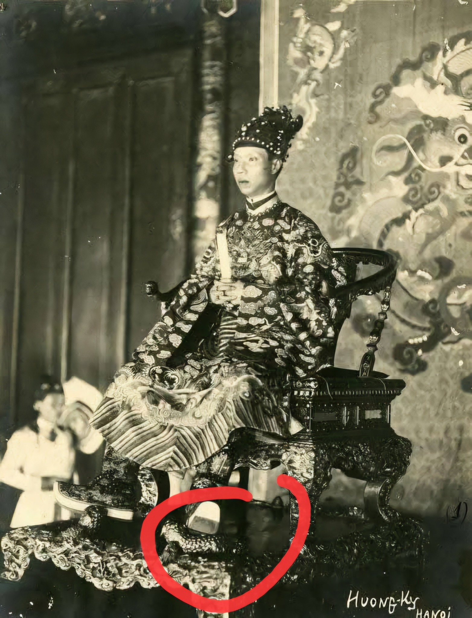 "D&acirc;n mạng" chỉ ra nhiều chi tiết lạ ở ngai vua triều Nguyễn, chuy&ecirc;n gia n&oacute;i g&igrave;?- Ảnh 4.