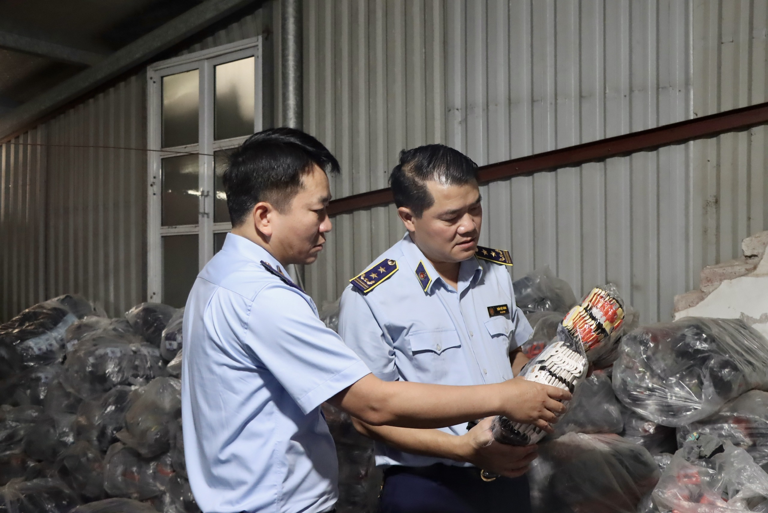 Bất ngờ kiểm tra ở La Phù, phát hiện 10.000 đôi tất giả nhãn hiệu nổi tiếng - Ảnh 2.