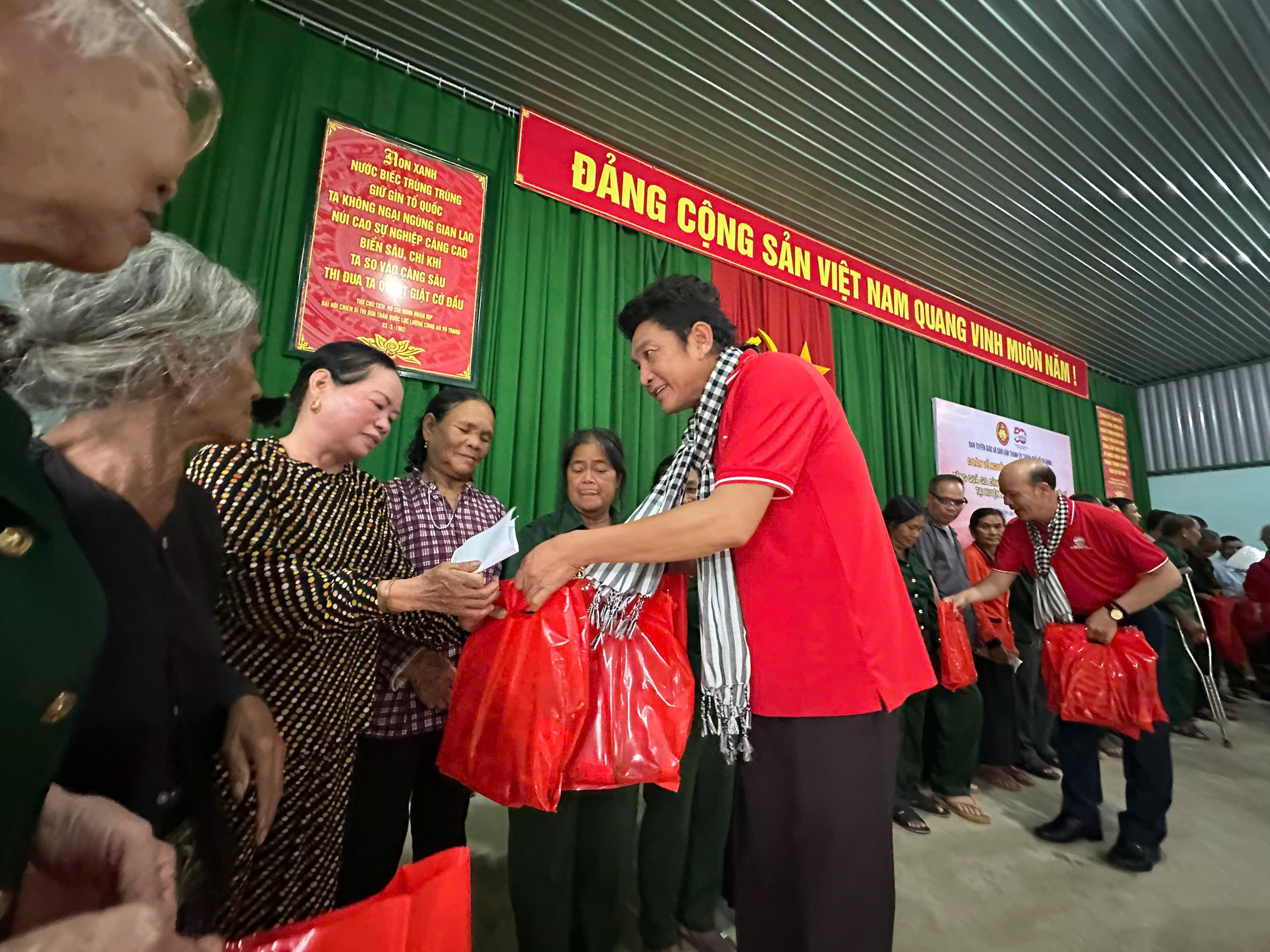 &ldquo;Theo dấu ch&acirc;n cuộc Tổng tiến c&ocirc;ng v&agrave; nổi dậy m&ugrave;a Xu&acirc;n 1975&rdquo;: Về với bi&ecirc;n cương Tổ quốc- Ảnh 9.