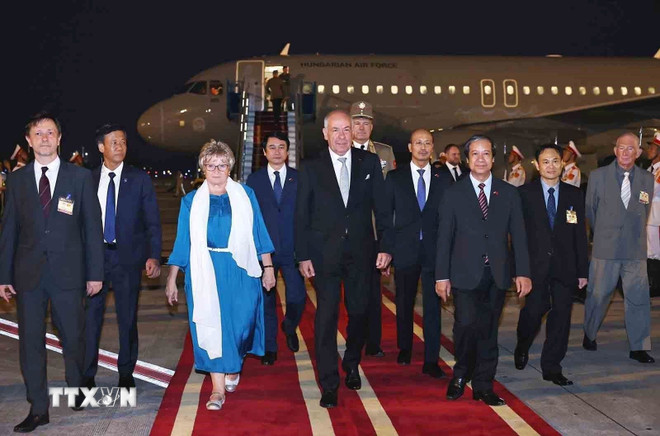 Tổng thống Hungary và Phu nhân đến Hà Nội, bắt đầu thăm chính thức Việt Nam - Ảnh 3.