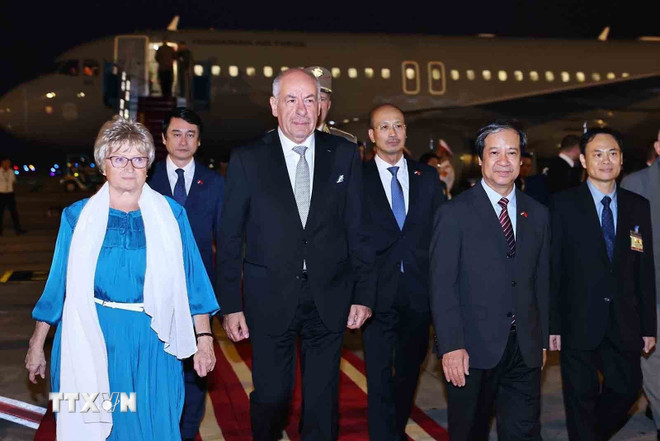 Tổng thống Hungary và Phu nhân đến Hà Nội, bắt đầu thăm chính thức Việt Nam - Ảnh 4.