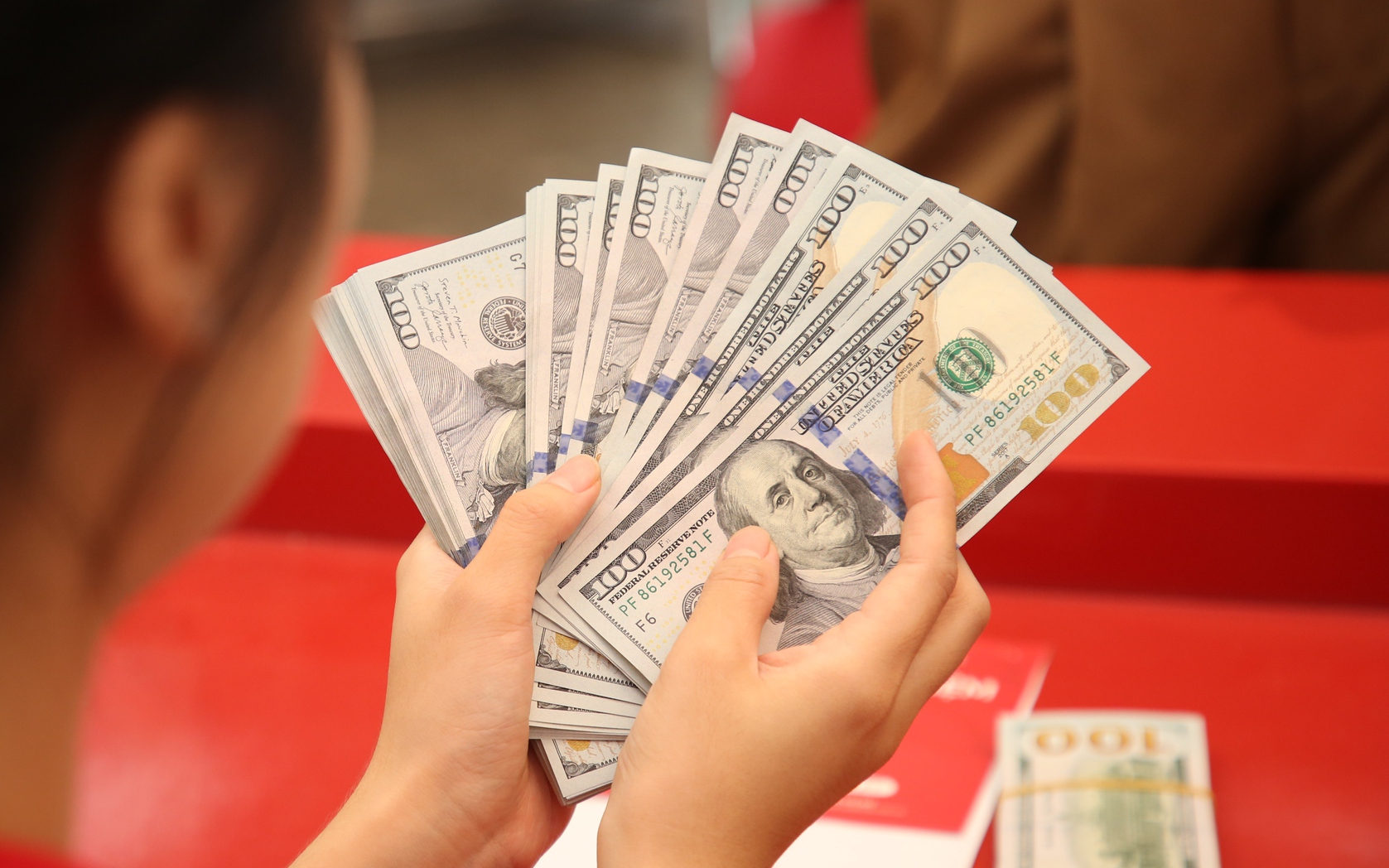 Vì sao Ngân hàng Nhà nước nghiêm cấm mua bán USD trái phép?