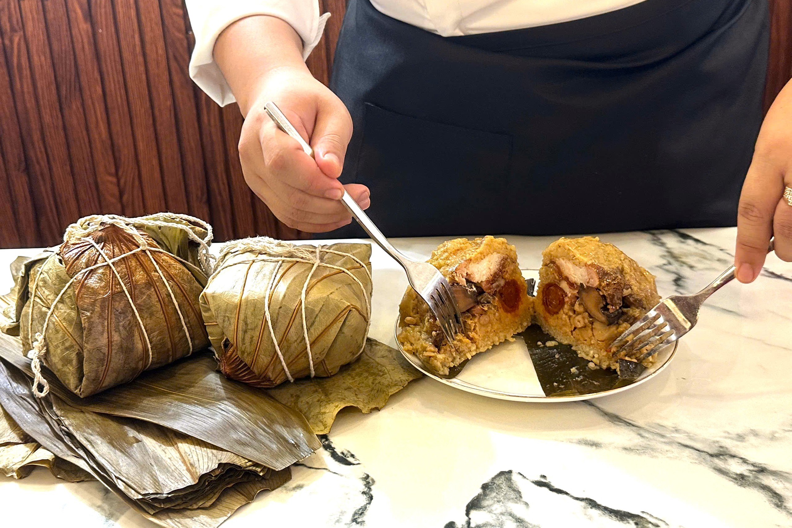 VIDEO: Thú vị bánh bá trạng mùa Tết Đoan Ngọ của người Hoa- Ảnh 1.