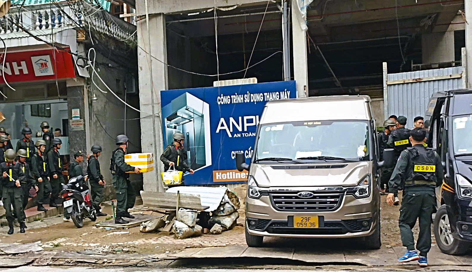 VIDEO: Nh&agrave; tr&ugrave;m giang hồ xứ Thanh - Tuấn "thần đ&egrave;n" bị c&ocirc;ng an kh&aacute;m x&eacute;t- Ảnh 4.