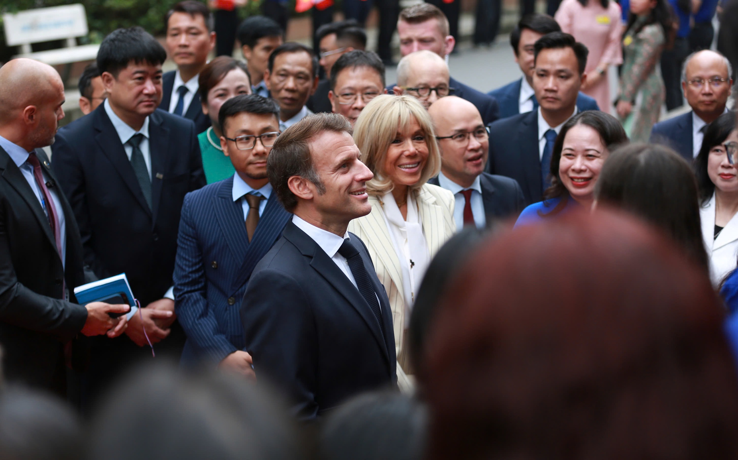 Tổng thống Macron: Ph&aacute;p sẽ tăng gấp đ&ocirc;i số lượng học sinh, sinh vi&ecirc;n trao đổi với Việt Nam - Ảnh 7.