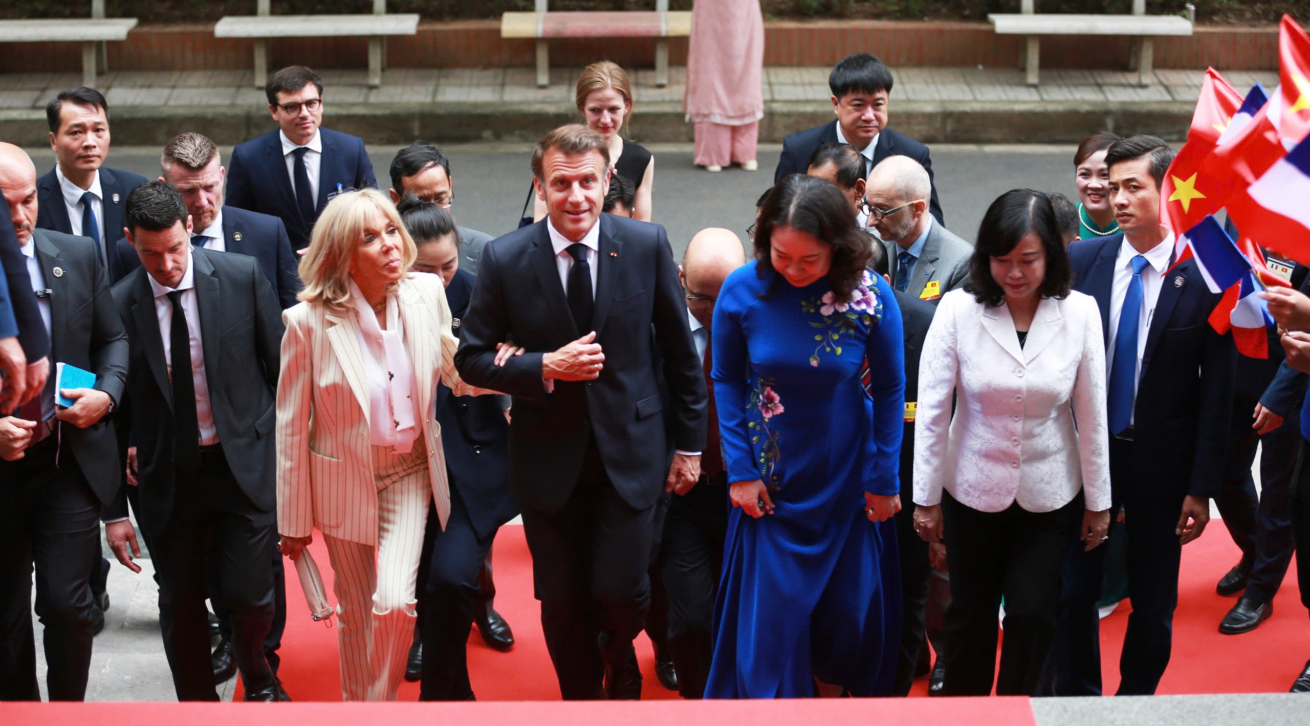 Tổng thống Macron: Ph&aacute;p sẽ tăng gấp đ&ocirc;i số lượng học sinh, sinh vi&ecirc;n trao đổi với Việt Nam - Ảnh 8.