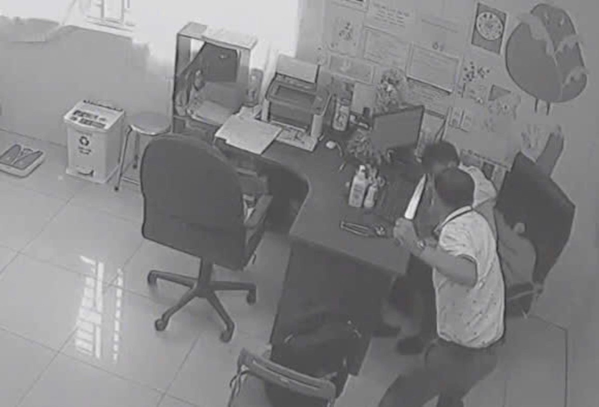 B&aacute;c sĩ đ&acirc;m đồng nghiệp trong ph&ograve;ng kh&aacute;m ở Đồng Nai- Ảnh 1.