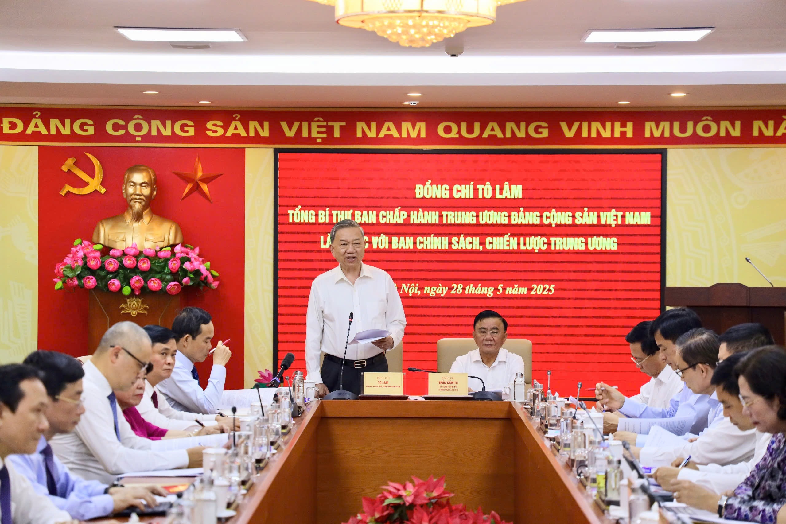 Tổng Bí thư Tô Lâm: Có thể cấp phép cho nhiều doanh nghiệp đủ điều kiện tham gia sản xuất vàng miếng- Ảnh 1.