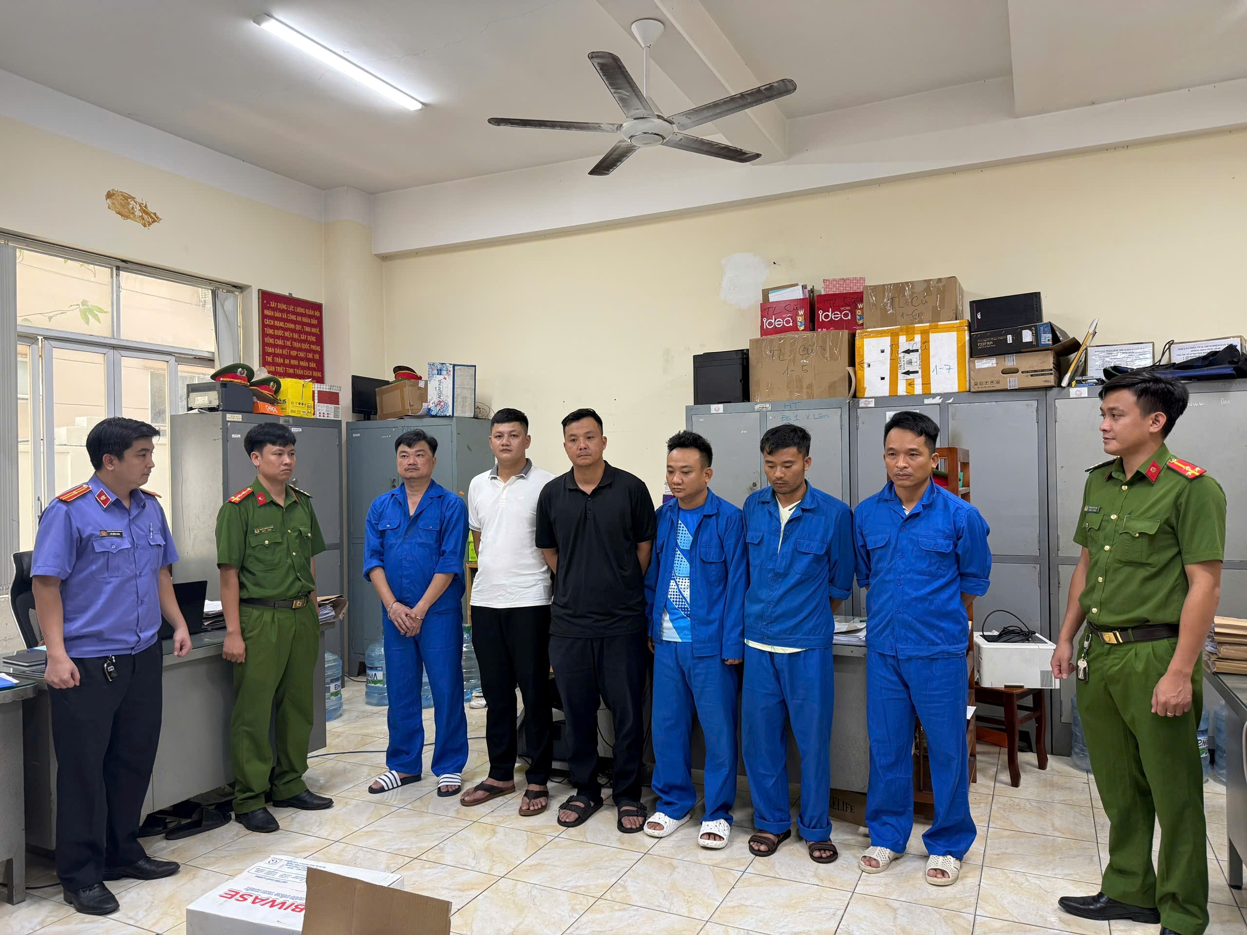 H&igrave;nh ảnh bắt chủ tịch một phường ở Đồng Nai v&agrave; c&aacute;c thuộc cấp- Ảnh 1.