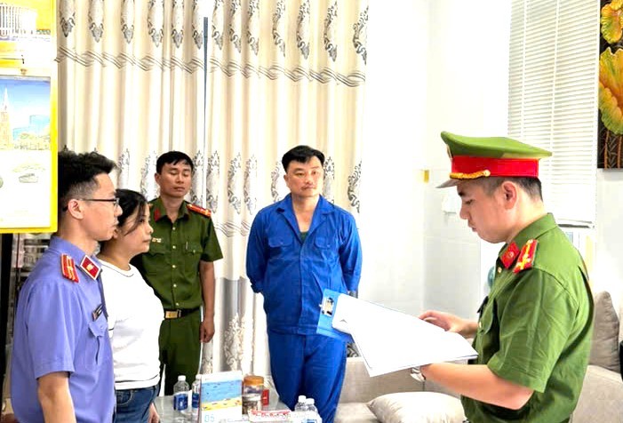 H&igrave;nh ảnh bắt chủ tịch một phường ở Đồng Nai v&agrave; c&aacute;c thuộc cấp- Ảnh 2.