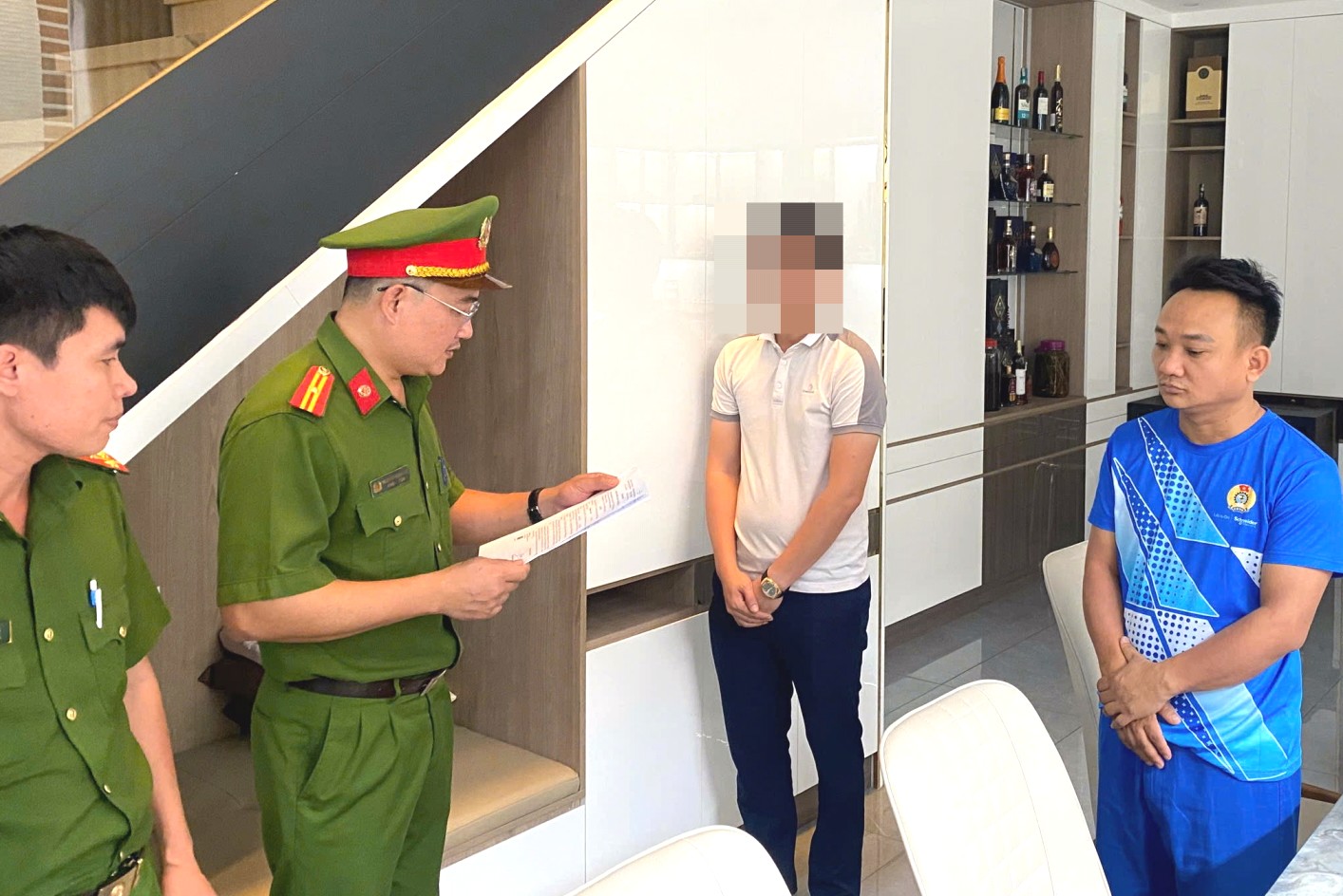 H&igrave;nh ảnh bắt chủ tịch một phường ở Đồng Nai v&agrave; c&aacute;c thuộc cấp- Ảnh 3.