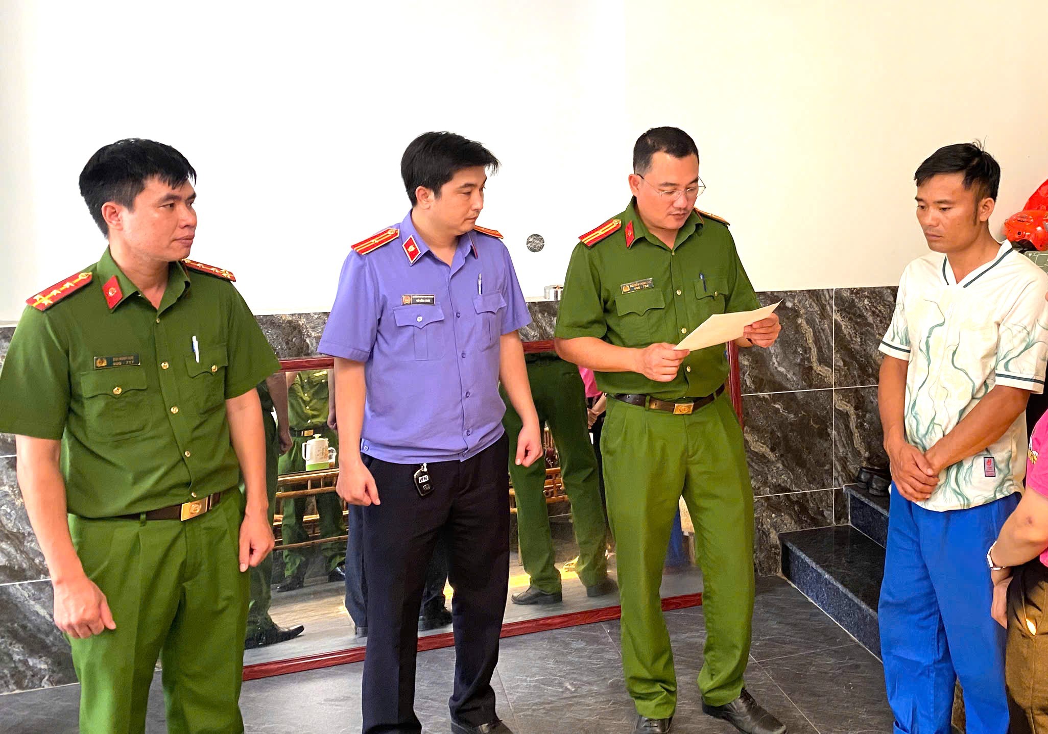 H&igrave;nh ảnh bắt chủ tịch một phường ở Đồng Nai v&agrave; c&aacute;c thuộc cấp- Ảnh 4.