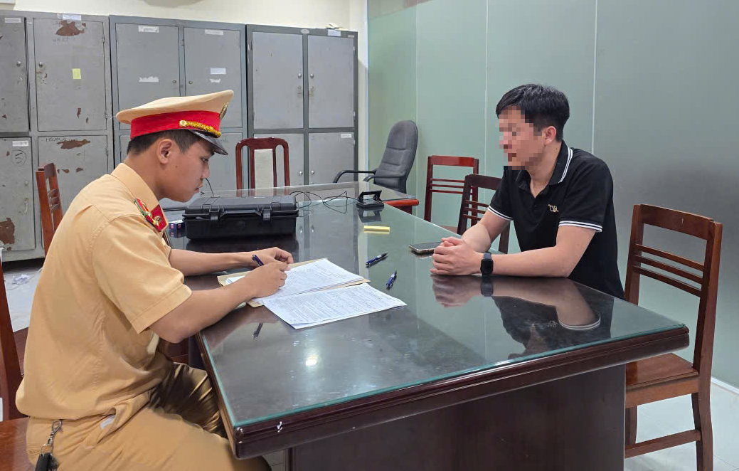 VIDEO: Tài xế lùi xe trên cao tốc Hà Nội - Thái Nguyên bị phạt 35 triệu đồng- Ảnh 1.