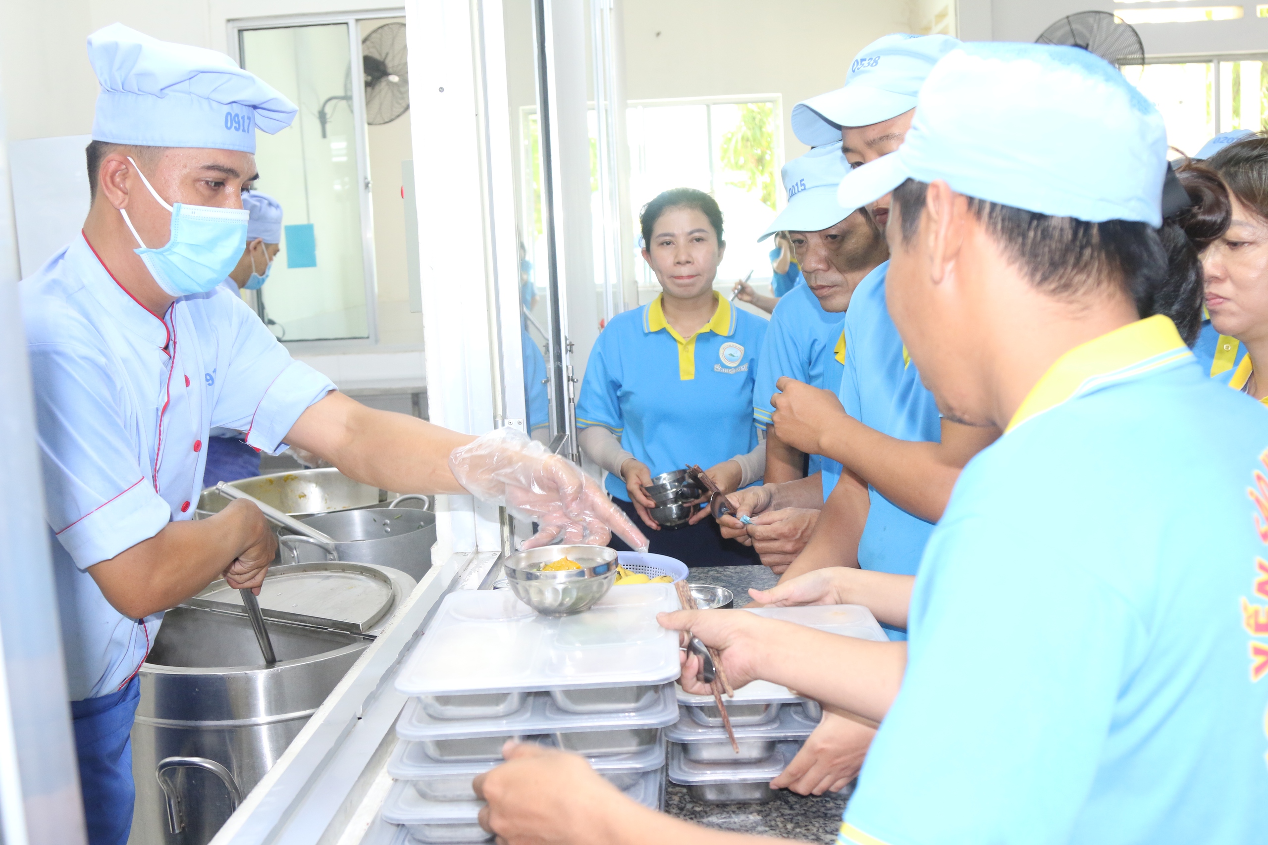 Bữa cơm C&ocirc;ng đo&agrave;n: Mang niềm vui đến với người lao động Yến s&agrave;o Kh&aacute;nh Ho&agrave;- Ảnh 4.