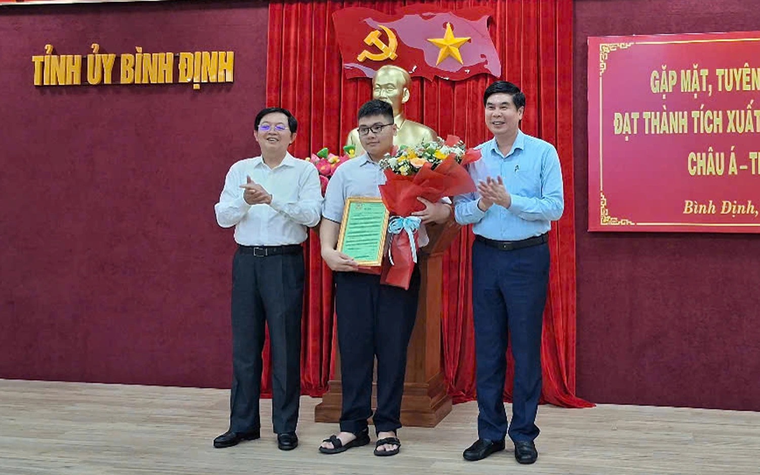 Bình Định khen thưởng học sinh đoạt huy chương bạc Olympic Tin học châu Á