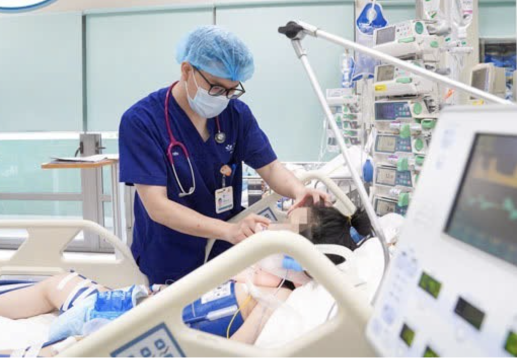 Bị cửa cuốn tại nh&agrave; kẹp cổ, b&eacute; g&aacute;i 11 tuổi ngừng tuần ho&agrave;n, nguy kịch- Ảnh 1.