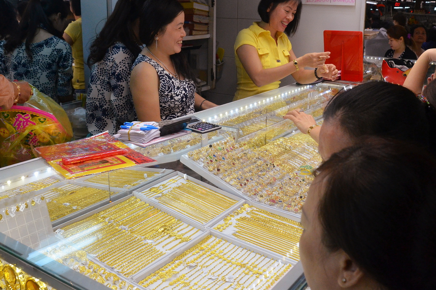 Gi&aacute; v&agrave;ng h&ocirc;m nay, 29-5: Lao dốc mạnh- Ảnh 1.