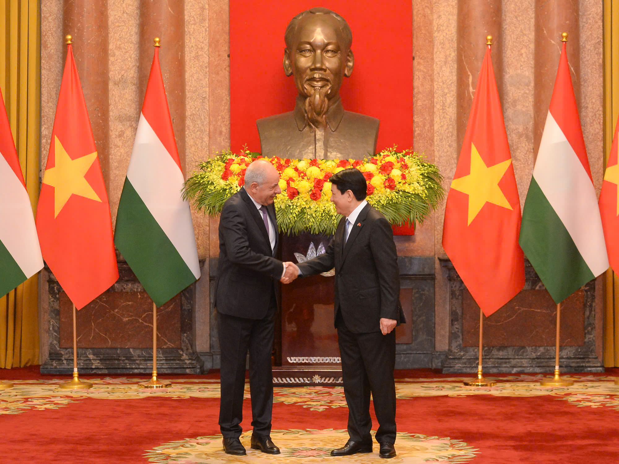 Chủ tịch nước Lương Cường chủ tr&igrave; lễ đ&oacute;n ch&iacute;nh thức Tổng thống Hungary - Ảnh 10.
