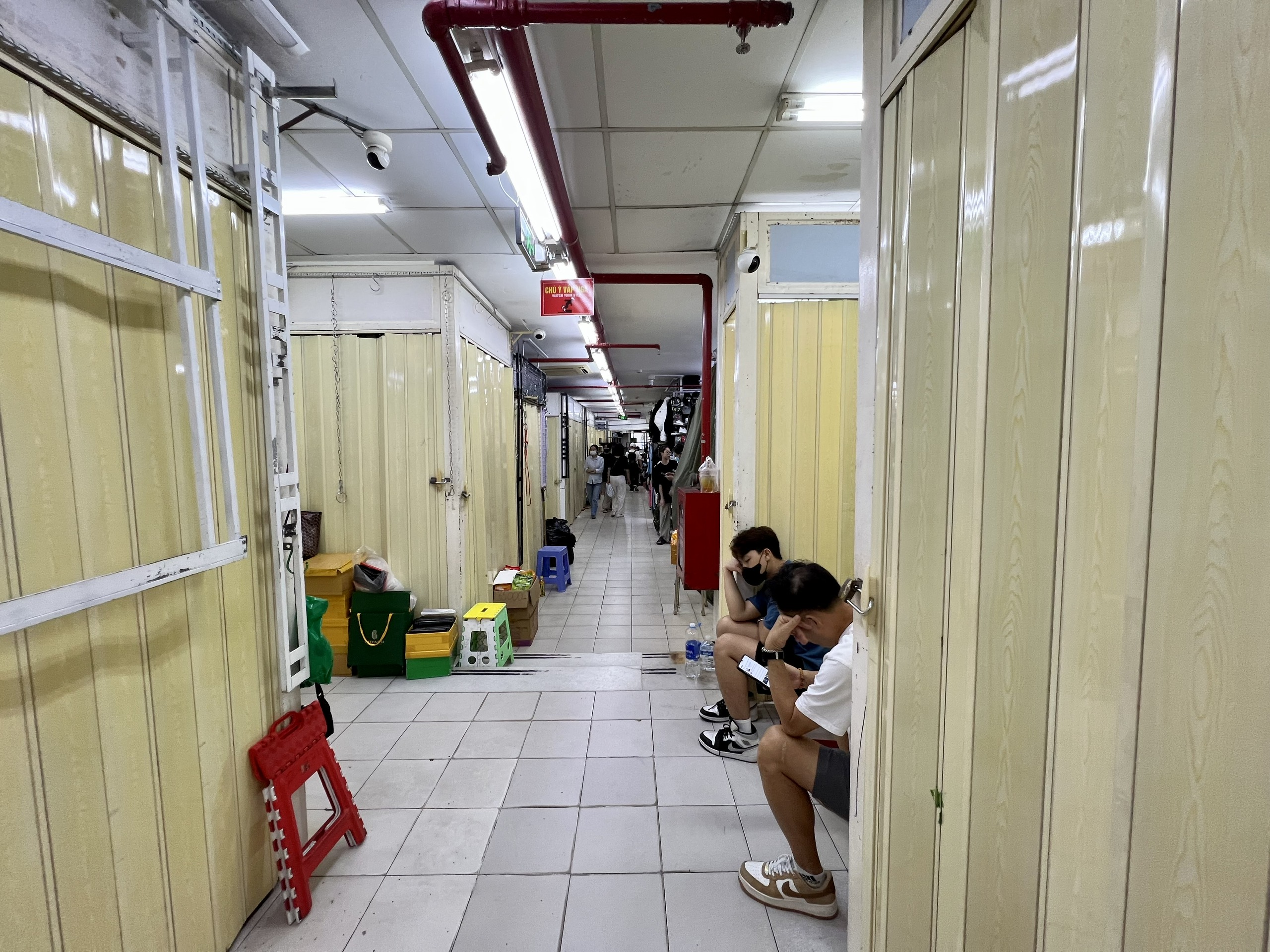 Đột kích Saigon Square, thu giữ hàng ngàn sản phẩm "nhái" các thương hiệu nổi tiếng- Ảnh 6.