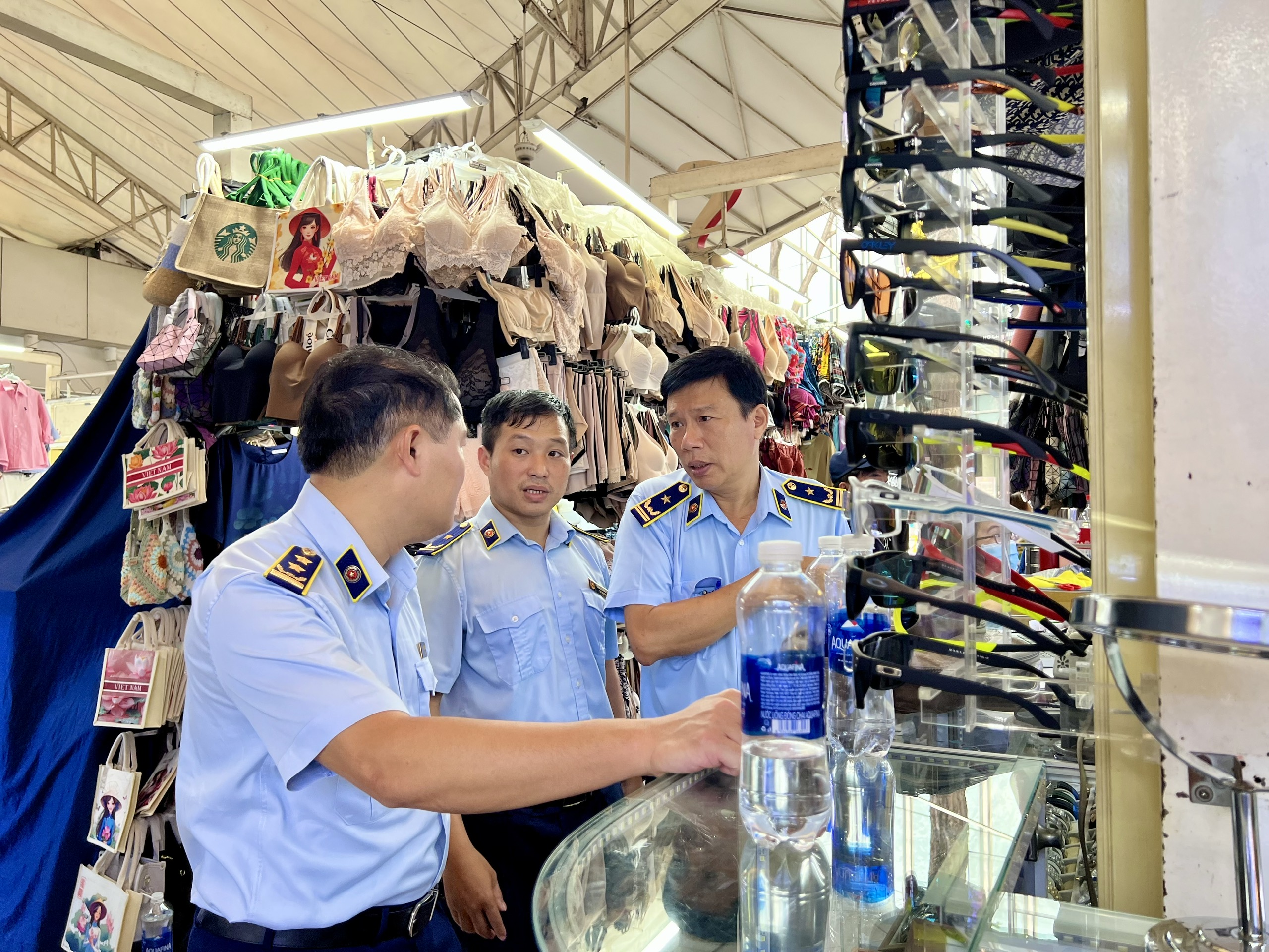 Đột kích Saigon Square, thu giữ hàng ngàn sản phẩm "nhái" các thương hiệu nổi tiếng- Ảnh 1.