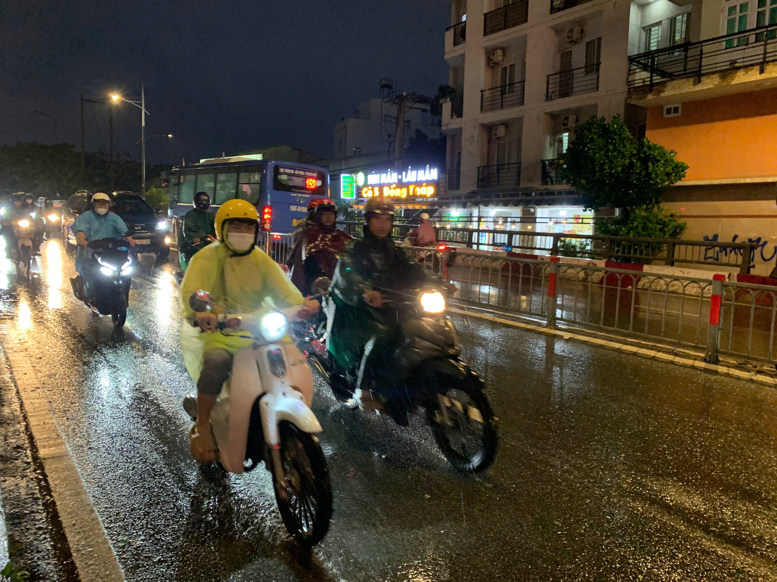 TP HCM mưa như trút nước, đã có nơi ngập cục bộ - Ảnh 8.