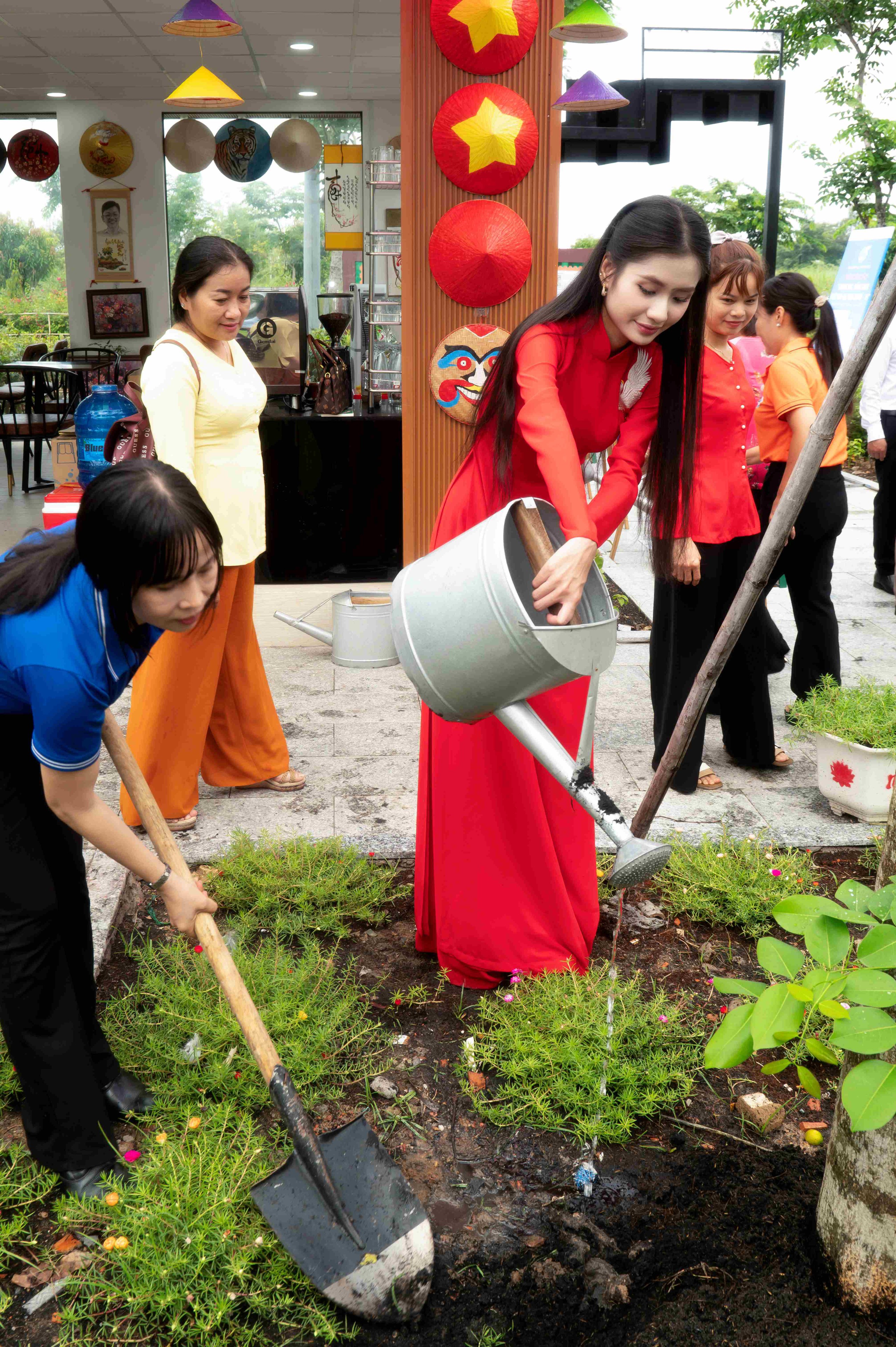 Hoa hậu Nguyễn Thanh H&agrave; tham gia lễ ph&aacute;t động Tết trồng c&acirc;y đời đời nhớ ơn B&aacute;c Hồ   - Ảnh 1.