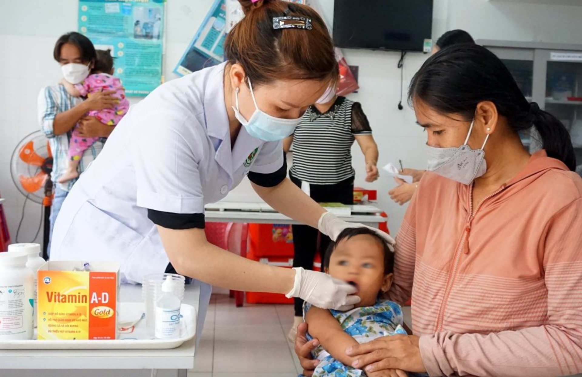 V&igrave; sao trẻ 6 đến 60 th&aacute;ng tuổi nhất định phải uống vitamin A?- Ảnh 1.