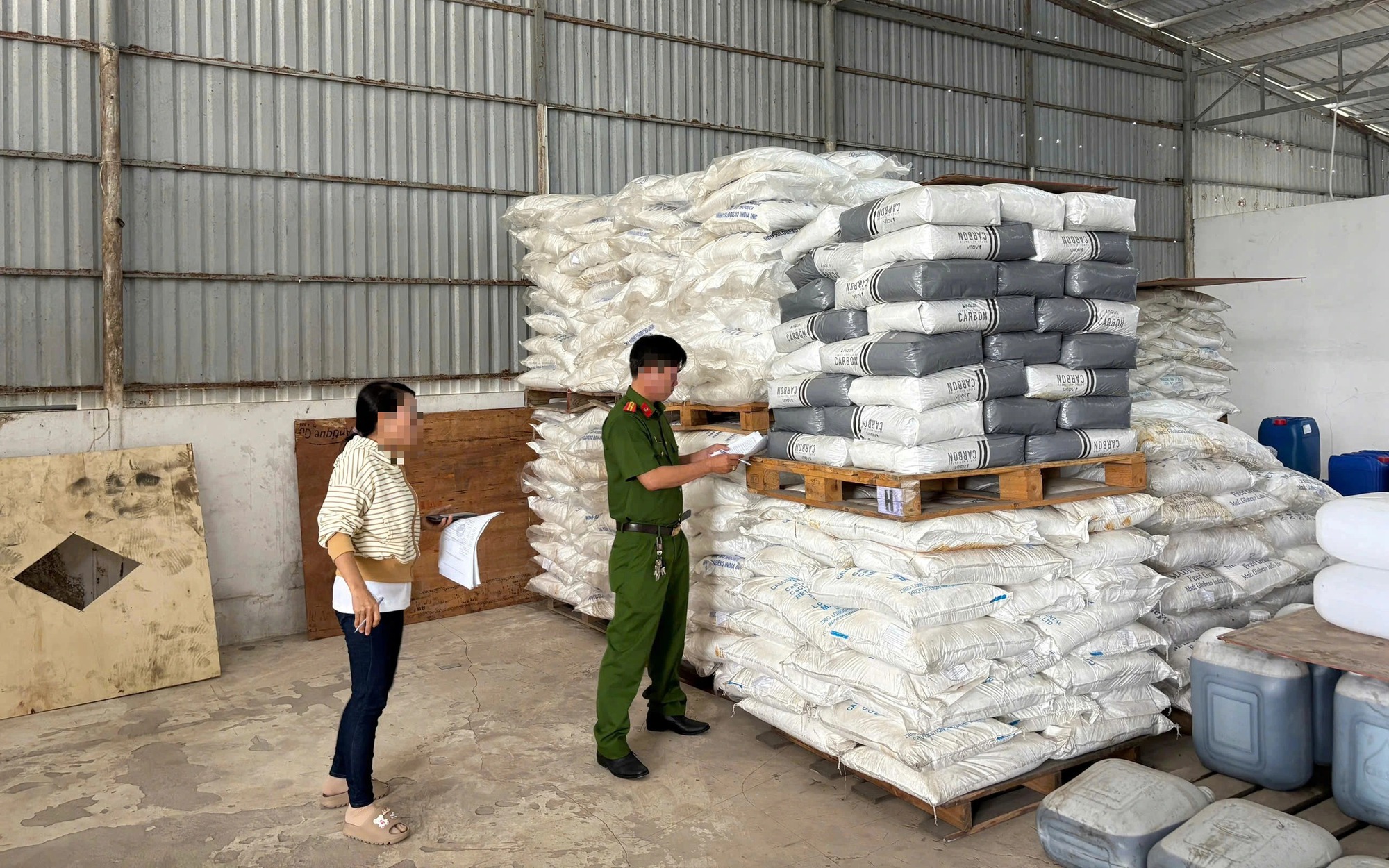 Phát hiện 25 tấn hóa chất và mỹ phẩm không rõ nguồn gốc