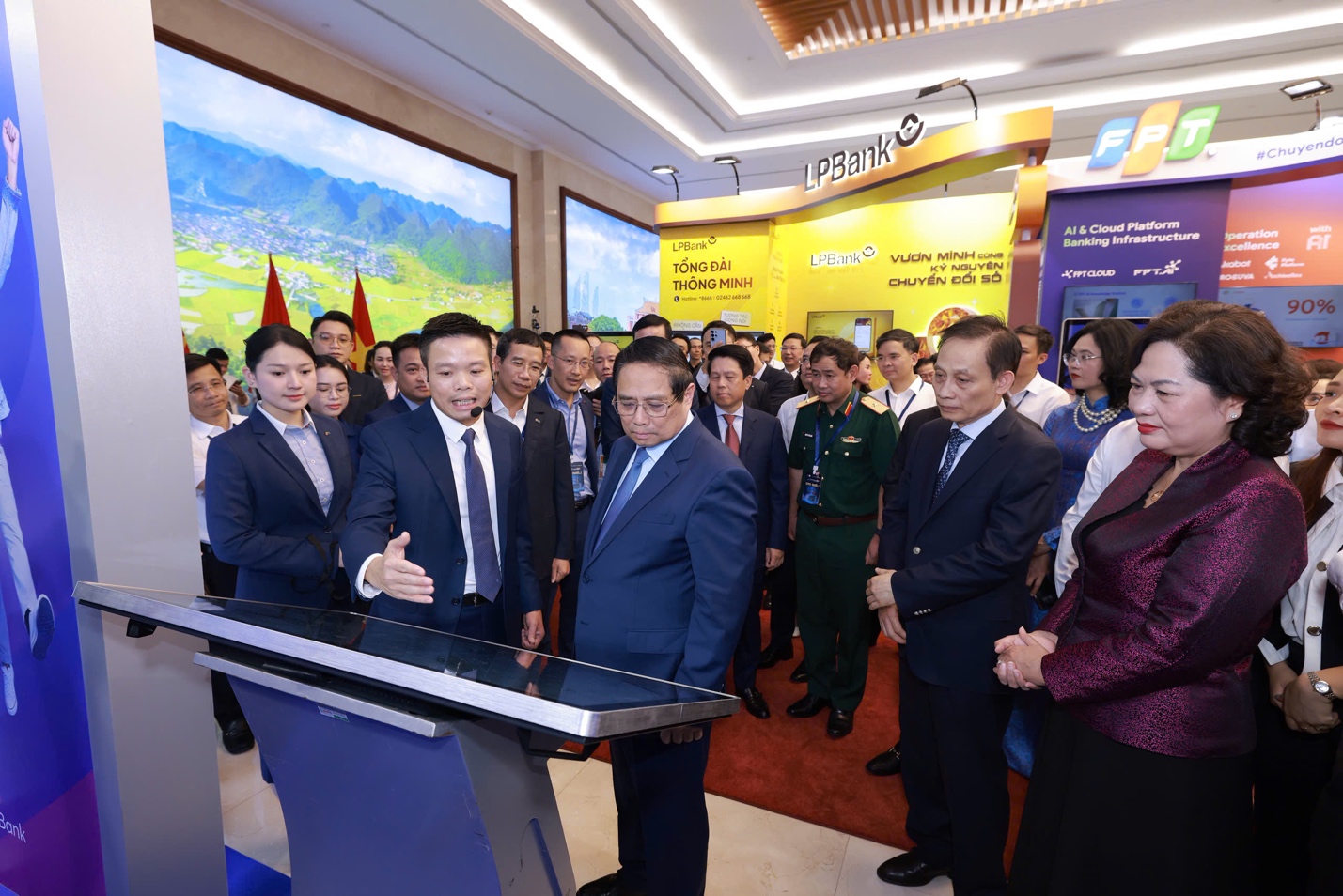 Biz MBBank - T&agrave;i ch&iacute;nh doanh nghiệp to&agrave;n diện MB mang đến sự kiện Ng&agrave;y chuyển đổi số 2025- Ảnh 2.