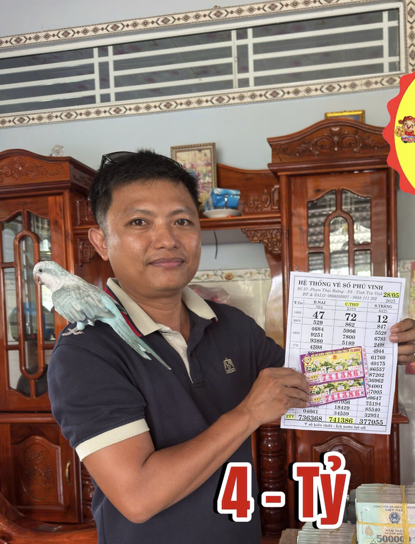 Người đ&agrave;n &ocirc;ng h&aacute;i dừa thu&ecirc; ở Cần Thơ tr&uacute;ng 2 tờ v&eacute; số độc đắc, gọi đại l&yacute; từ Tr&agrave; Vinh sang đổi- Ảnh 1.
