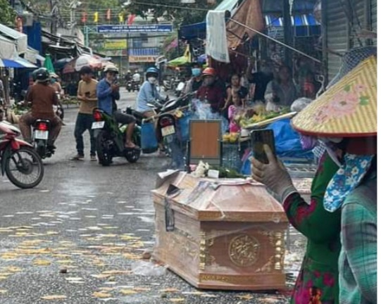 Truy tố nh&oacute;m người mang quan t&agrave;i đ&ograve;i nợ chủ hụi tại Phan Thiết- Ảnh 1.