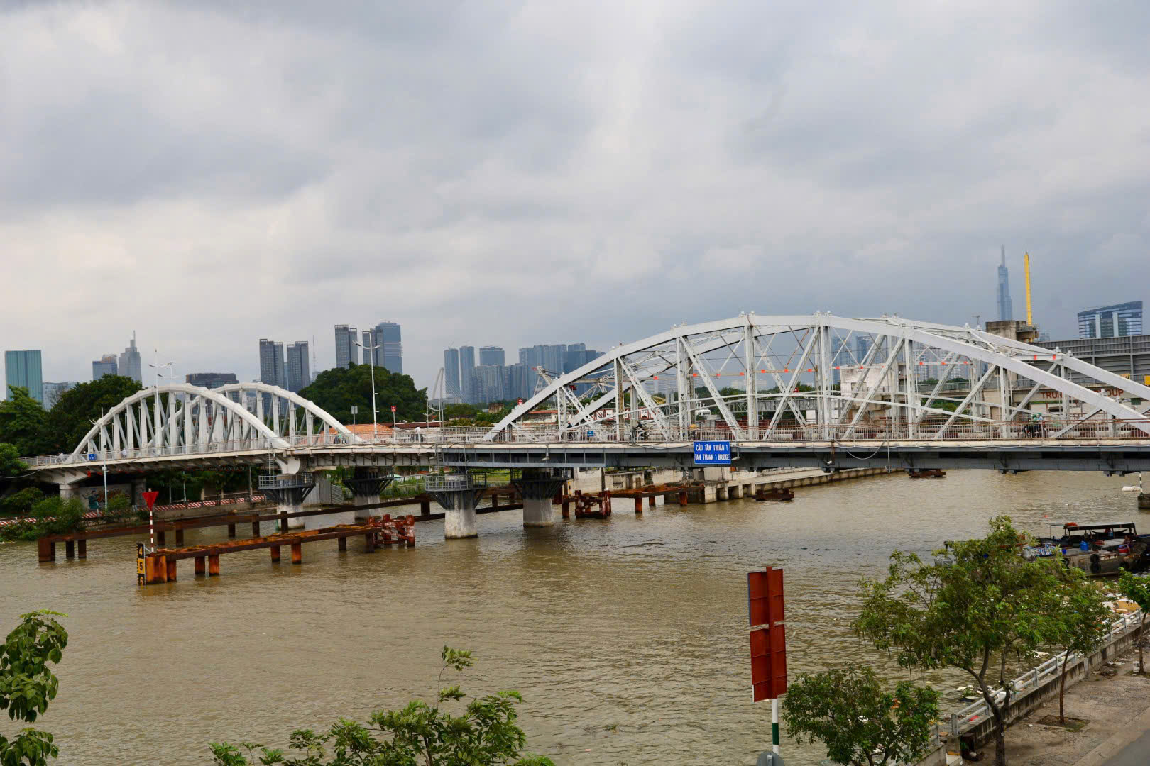 Ho Chi Minh City earmarks VND 2.12 trillion for bridge, road repairs - Ảnh 1.
