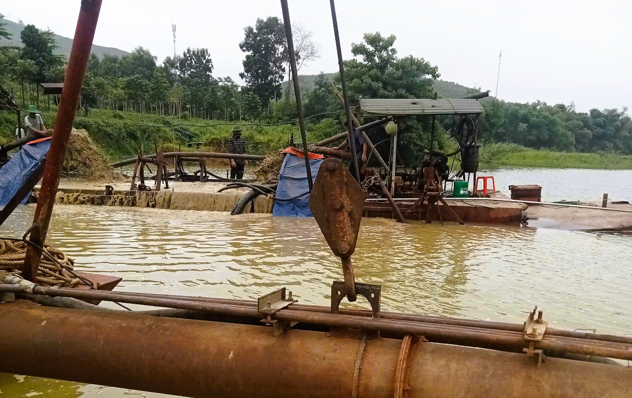 Tỉnh y&ecirc;u cầu dừng, doanh nghiệp vẫn cho t&agrave;u rầm rộ h&uacute;t c&aacute;t- Ảnh 2.