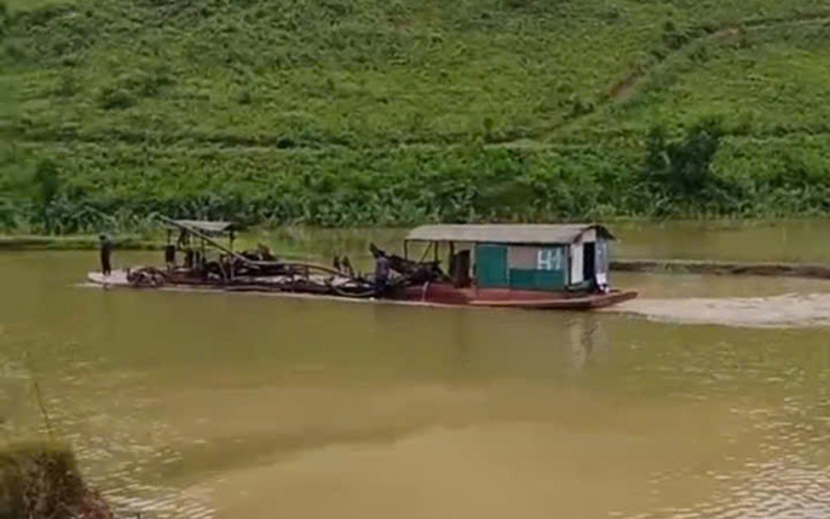 Tỉnh y&ecirc;u cầu dừng, doanh nghiệp vẫn cho t&agrave;u rầm rộ h&uacute;t c&aacute;t- Ảnh 3.