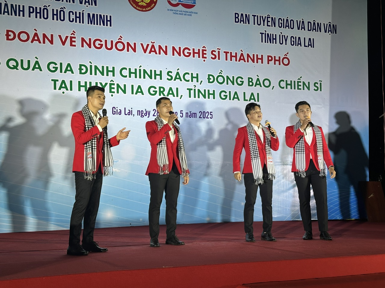 H&agrave;nh tr&igrave;nh về nguồn thấm đẫm nghĩa t&igrave;nh tại huyện Ia Grai, Gia Lai- Ảnh 5.