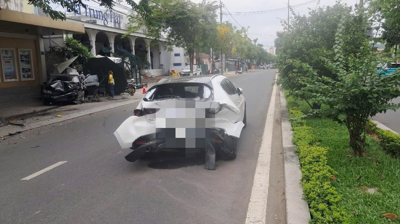 Ô tô gây tai nạn liên hoàn trên đường phố ở Quảng Ngãi - Ảnh 1.